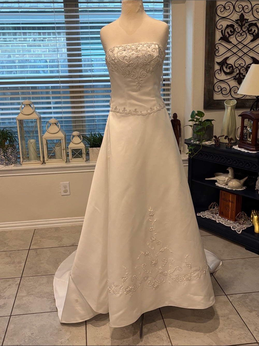 Strapless White Bridal Gown with Embroidered size 8 has a button gather dress
